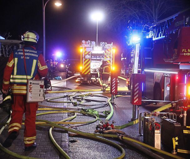 Nächtlicher Feuerwehreinsatz im Markgröninger Wohngebiet „Auf Hart“. Foto: Alfred Drossel