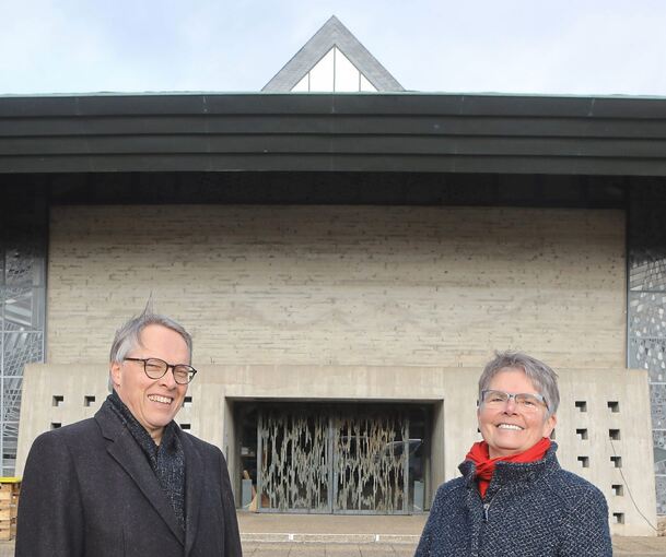 Sehen optimistisch in die Zukunft: Birgit Braun und Michael Vinçon vor der Kreuzkirche im Schlösslesfeld. Foto: Ramona Theiss