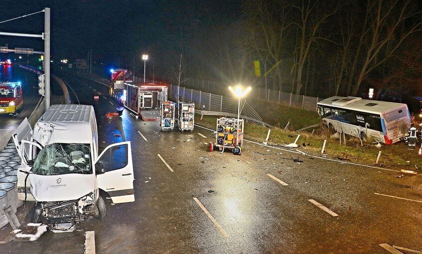 Die Unfallstelle auf der Landesstraße 1140 an der Autobahnanschlussstelle Ludwigsburg-Süd. Durch die Wucht des Aufpralls wird der Bus an den rechten Rand bis kurz vor das Regenüberlaufbecken geschoben, der Kleintransporter kommt auf der Gegenfahrbahn