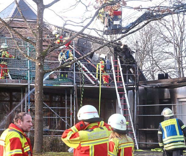 Die Flammen haben Teile des Daches der Aussegnungshalle zerstört. Foto: Alfred Drossel