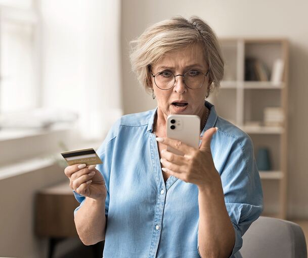 Jedes Jahr gelingt es Telefonbetrügern erneut, vor allem ältere Menschen, hereinzulegen.