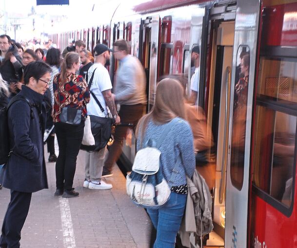 Fahrgäste steigen in die S-Bahn: Ab Dezember sollen die Züge abends und am Wochenende wieder häufiger fahren.