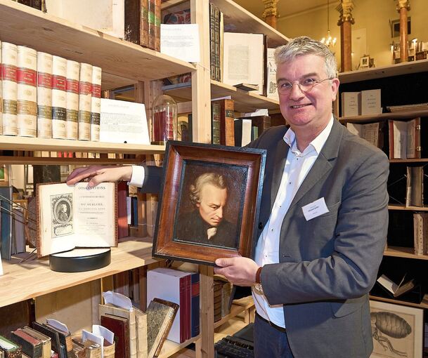 Der Antiquar Michael Solder hat Kant im Gepäck. Foto: Andreas Becker