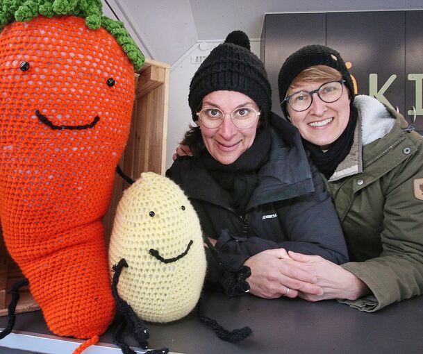 Die Gründerinnen Anja Mohr (links) und Carmen Wössner überzeugen in ihrem Foodtrailer mit viel Geschmack und Herz. Fotos: Alfred Drossel
