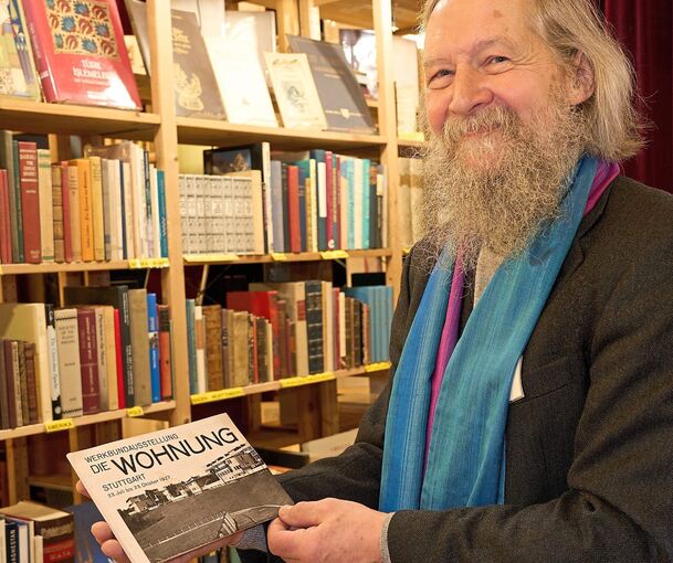 Thomas Held mit einer seltenen Ausgabe über die Stuttgarter Werkbundausstellung am Weißenhof. Foto: Andreas Becker