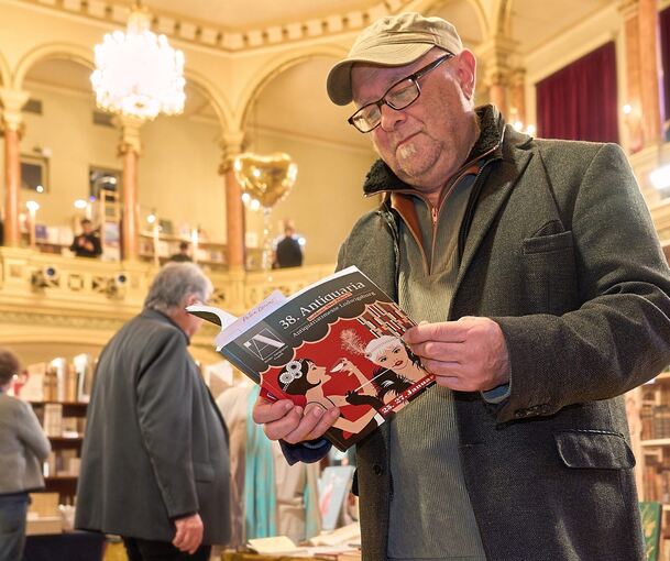 Ein Besucher stöbert im aktuellen Katalog. Foto: Andreas Becker