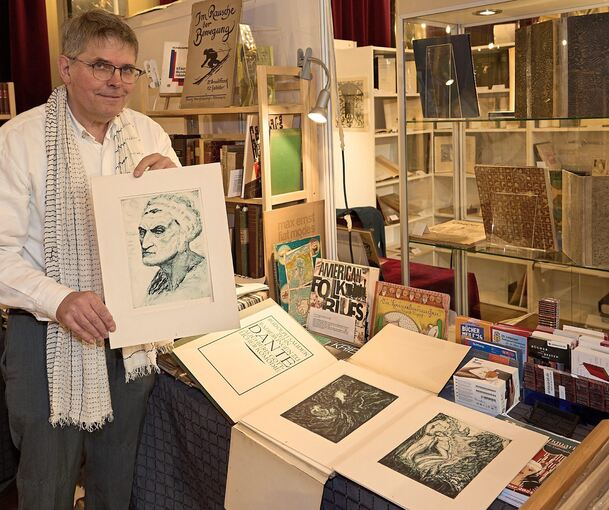 Joachim Wilder mit Radierungen von Rudolph Saudek zu Dante Alighieris „Göttlicher Komödie“. Foto: Andreas Becker