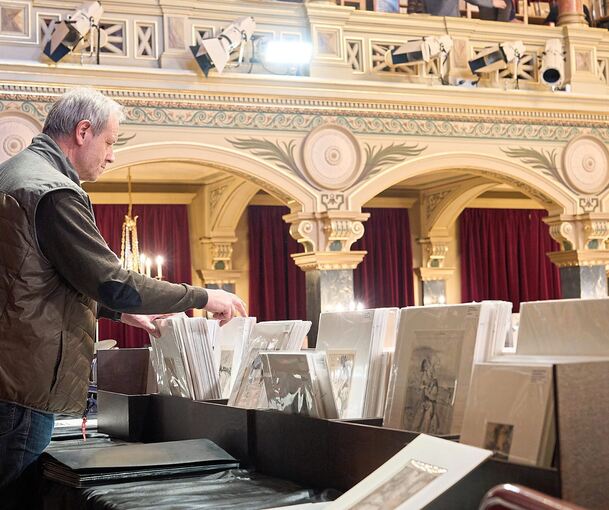 Blick in die Ausstellung: Die Antiquaria in der Musikhalle läuft noch bis Samstag. Foto: Andreas Becker