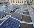 Viele städtischen Gebäude haben bereits eine Solaranlage, etwa die Grundschulmensa in der Gartenstraße. Archivfoto: Holm Wolschendorf