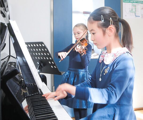Hochkonzentriert beim Einspielen: Yudi (Klavier) und Luina (Geige). Die beiden Neunjährigen aus Marbach gewannen den ersten Preis. Foto: Ramona Theiss