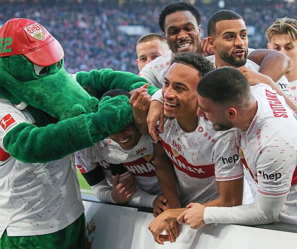 VfB-Jubel: Jamie Leweling (Mitte) lässt sich nach seiner Torpremiere von Maskottchen Fritzle und den Teamkollegen feiern. Foto: Baumann