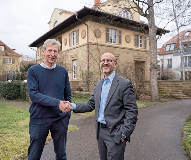 Frank Baasner (links) übergibt den Staffelstab an Marc Ringel. Foto: dfi/p
