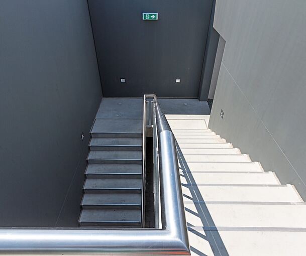 Der schnellste Fluchtweg führt über die Treppe. Ist dort alles voller Rauch, wird es lebensgefährlich. Foto: Yvonne Weis/stock.adobe.com