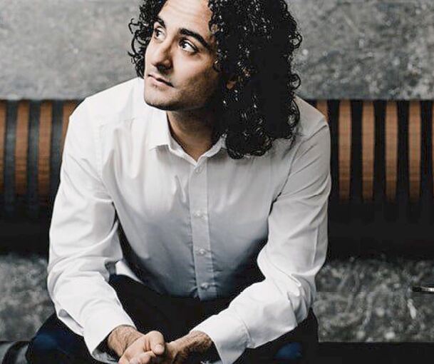 Stürmische Emotionen: Der Dirigent Kerem Hasan. Foto: Marco Borggreve/p