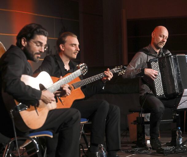 Das Joscho Stephan Trio und Harald Oeler aus Gemmrigheim (rechts) spielten in der Gemmrigheimer Kelter vor vollem Haus. Foto: Ramona Theiss
