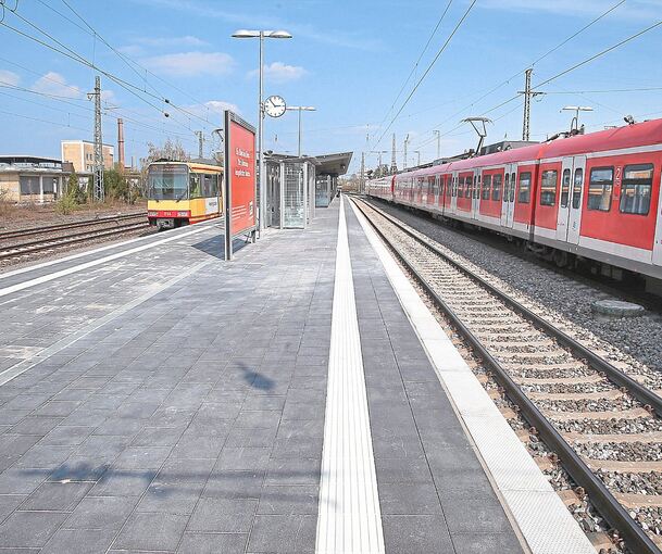 Zwei Bahnmitarbeiter wurden am Bahnhof Bietigheim von einem 56-jährigen Mann angegriffen.