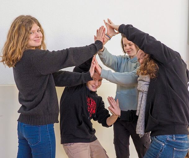 Diese Vier Helene-Lange-Gymnasiastinnen stellen künstlerisch dar, wie sich Moleküle anziehen und abstoßen. Foto: H. Wolschendorf