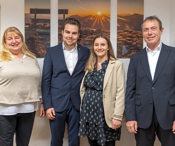 Zwei Generationen, eine Firma (von links). Kerstin Meyle, der jetzige Inhaber Max Meyle, seine Ehefrau Stephanie und Wolfgang Meyle.