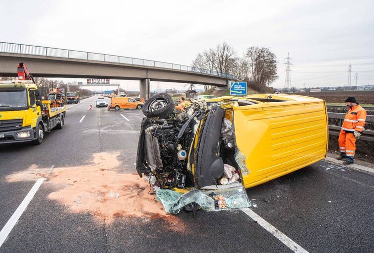Auf der A 81 stieß ein Transporter mit einem Fahrzeug der Autobahnmeisterei zusammen. Foto: 7aktuell.de | Simon Adomat