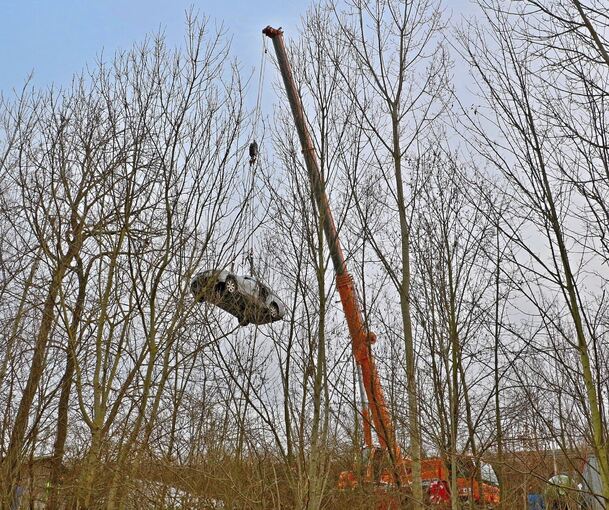 Zuguterletzt wurde der BMW mit einem Kran aus der Glems gehoben. Foto: KS-Images.de/Rometsch