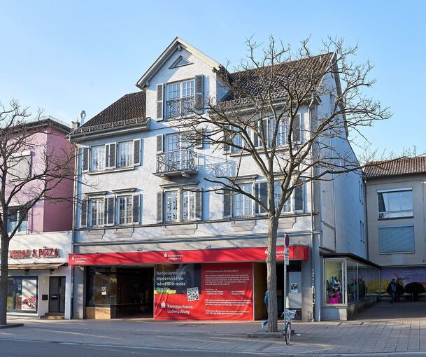 Versteckt und verlassen: So sieht das Gebäude der ehemaligen Buchhandlung Aigner in der Arsenalstraße aktuell aus. Foto: Andreas Becker