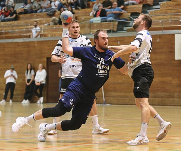 Führt die Liga mit 135 Treffern an: SG-Kreisläufer Nils Boschen (Mitte).Foto: Baumann