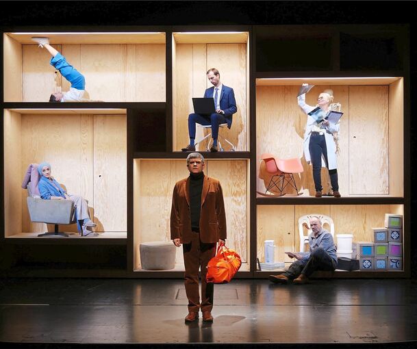 Oliver Moumouris als Lothar Kellermann (vorne) in „Ruhe! Hier stirbt Lothar“. Foto: WLB Esslingen/p