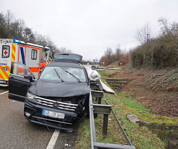 Der Wagen prallte bei dem Unfall gegen eine Leitplanke. Bild: KS-Images.de/C.Mandu