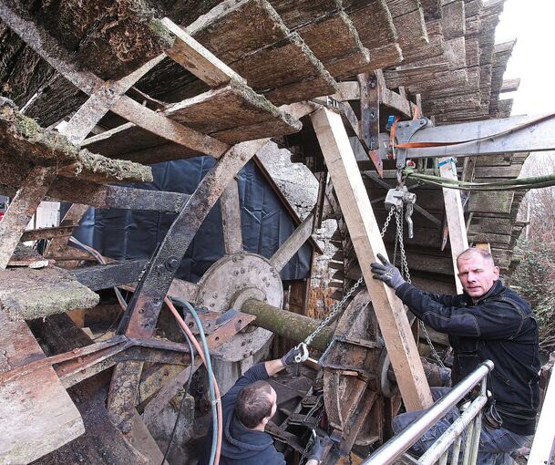 Experten aus Pforzheim bauen zunächst die Nabe des Wasserrads aus, um dann ein neues Teil einzubauen. Foto: Alfred Drossel