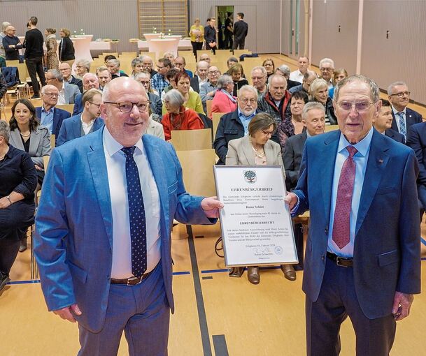 Aus den Händen von Bürgermeister Rainer Schäuffele nimmt Heinz Schütt (rechts) die Urkunde entgegen. Foto:Holm Wolschendorf