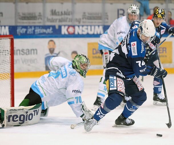 Trotz eines Patzers mit einer grandiosen Leistung: Steelers-Keeper Leon Doubrawa (l.) gegen Eislöwen-Angreifer Thomas Sykora. Foto: Thomas Heide