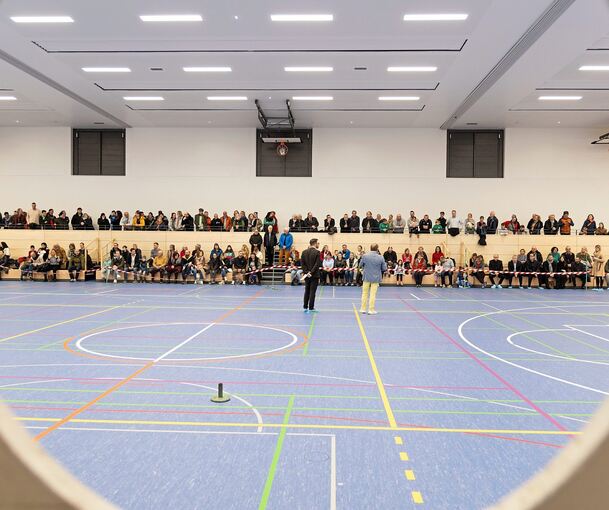 Blick in die sanierte Sporthalle 1 und ihren blauen Boden, auf dem künftig Basketballer, Handballer oder Fußballer aktiv sein werden. Foto: Andreas Essig