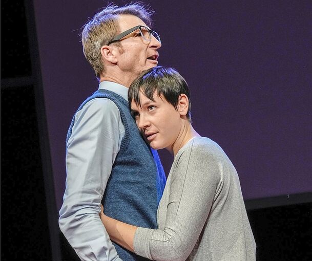 Langsame Befreiung aus dem vermeintlich schützenden Lebens-Kokon: Heiko Ruprecht als Ever und Klara Pfeiffer als Senga. Foto: Tobias Metz