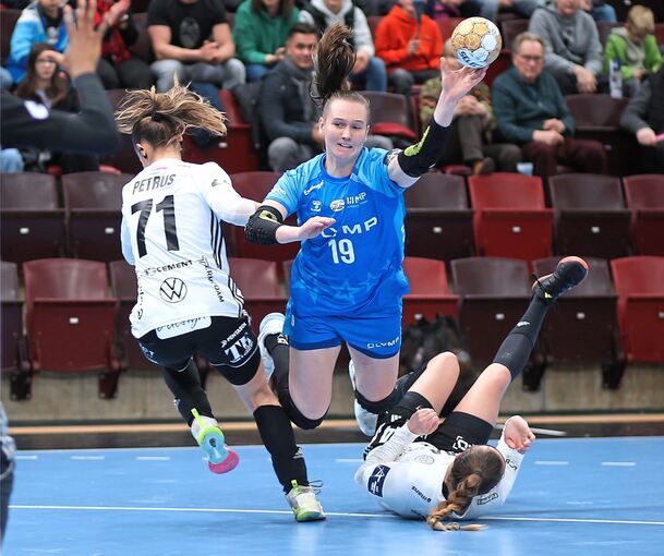 Geben ihre Führung aus der Hand: Anne With Johansen (Mitte) und die Handballerinnen der SG BBM Bietigheim. Foto: Baumann