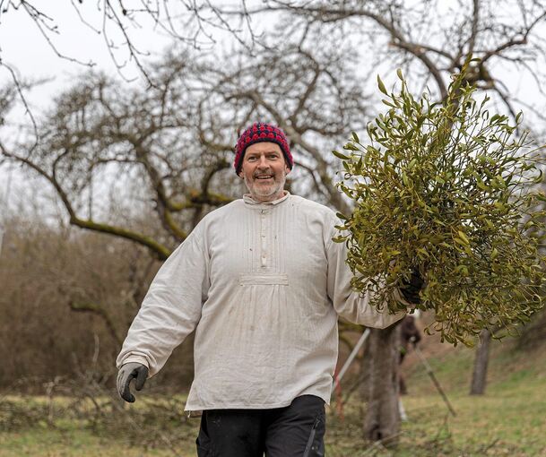 Hilft der Natur und macht Laune: beherzter Einsatz auf der Streuobstwiese. Fotos: Andreas Essig