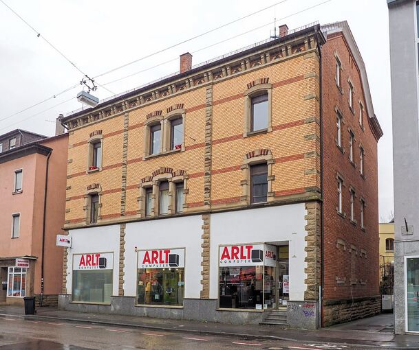 Das in der Gründerzeit massiv gebaute Haus in der Schillerstraße steht wie viele andere zum Verkauf. Foto: Holm Wolschendorf