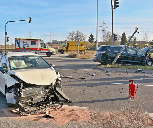 Der Fahrer des dunklen Ford wurde schwer verletzt. Foto: KS-Images.de/Andreas Rometsch