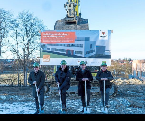 Der Ditzinger Bürgermeister Ulrich Bahmer, die beiden Loba-Geschäftsführer Alfred Melka und Mario Probst sowie Betriebsleiter Andreas Beutinger (von links) freuen sich über den Baubeginn. Foto: Loba