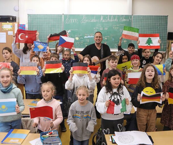 15 Nationen, ein Projekt: Herrn Hömseders musikalische Klasse 4. Foto: Ramona Theiss