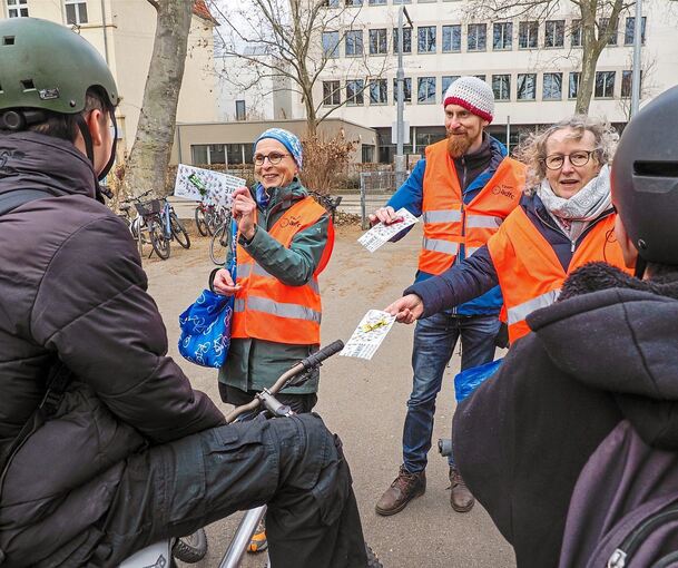 Ehrenamtliche Helfer verteilen am Innenstadt Schulzentrum Dankeskarten an die Schüler. Foto: Holm Wolschendorf