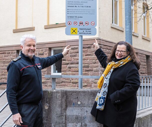 Feuerwehr-Kommandant Hans-Peter Peifer und die Erste Bürgermeisterin Renate Schmetz zeigen sich zufrieden über die Installation der Treffpunkt-Schilder. Foto: Stollenberg, Stadt Ludwigsburg/p