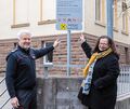 Feuerwehr-Kommandant Hans-Peter Peifer und die Erste Bürgermeisterin Renate Schmetz zeigen sich zufrieden über die Installation der Treffpunkt-Schilder. Foto: Stollenberg, Stadt Ludwigsburg/p