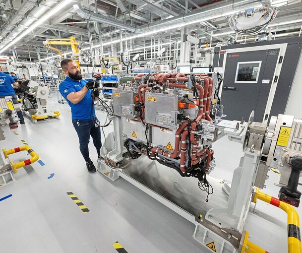 Mitarbeiter der Robert Bosch GmbH montieren in der Fertigung Brennstoffzellen-Antriebssysteme für die Stromerzeugung aus Wasserstoff in Fahrzeugen. Foto: Marijan Murat/dpa