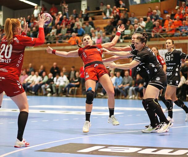 Harte Gangart: Auch zwei Gegenspielerinnen können Karolina Kudlacz-Gloc (Mitte) nicht am Passen hindern. Foto: Baumann