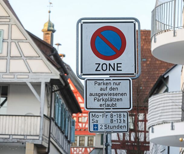 Wer in die Großbottwarer Altstadt fährt, wird auf die dortige Parkverbotszone hingewiesen. Doch bis zur Kirchstraße links um die Ecke haben das viele wieder vergessen. Foto: Ramona Theiss