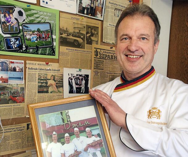 Zeugnisse eines Weltreisenden: Bäcker Reiner Stolzenberger an der Pinnwand mit Zeitungsausschnitten und Bildern aus dem In- und Ausland.Foto: Alfred Drossel