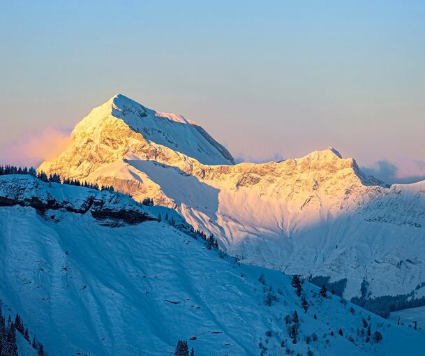 Schnee, Sonne und Berge: Was braucht es mehr? Ein wärmendes Essen. Foto: Nicolas Viard/stock.adobe.com