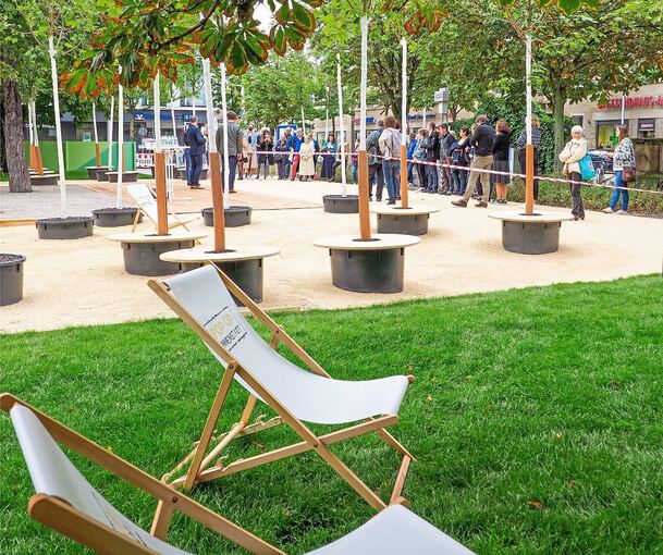 Liegestühle und Bäume haben auf einem Teil des Arsenalplatzes zum Verweilen eingeladen. Archivfoto: Holm Wolschendorf