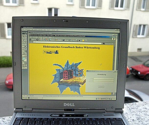Obwohl er wusste, dass er gar nicht „grundbuchfähig“ ist, soll der AfD-Kreisvorstand versucht haben, eine geerbte Eigentumswohnung unter Wert an den Sohn eines Vorstandsmitglieds zu verkaufen. Die Häuser hinter dem Laptop mit dem elektronischen Grund
