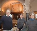 Von Links: Konrad Seigfried, Martin Kaleschke und Mareike von Osten stehen vor der Walcker-Orgel in der Ludwigsburger Friedenskirche. Fotos: Ramona Theiss